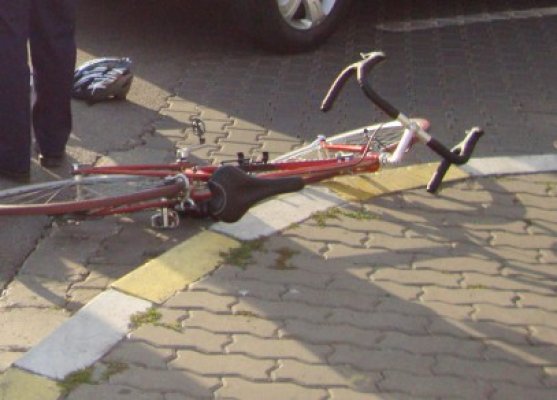 Biciclist accidentat de o şoferiţă neatentă